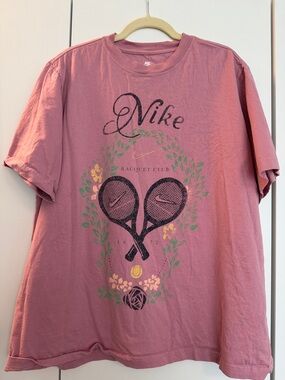 Nike Sportswear Women's Crew-Neck Tennis Graphic T-Shirt - Rose Pink